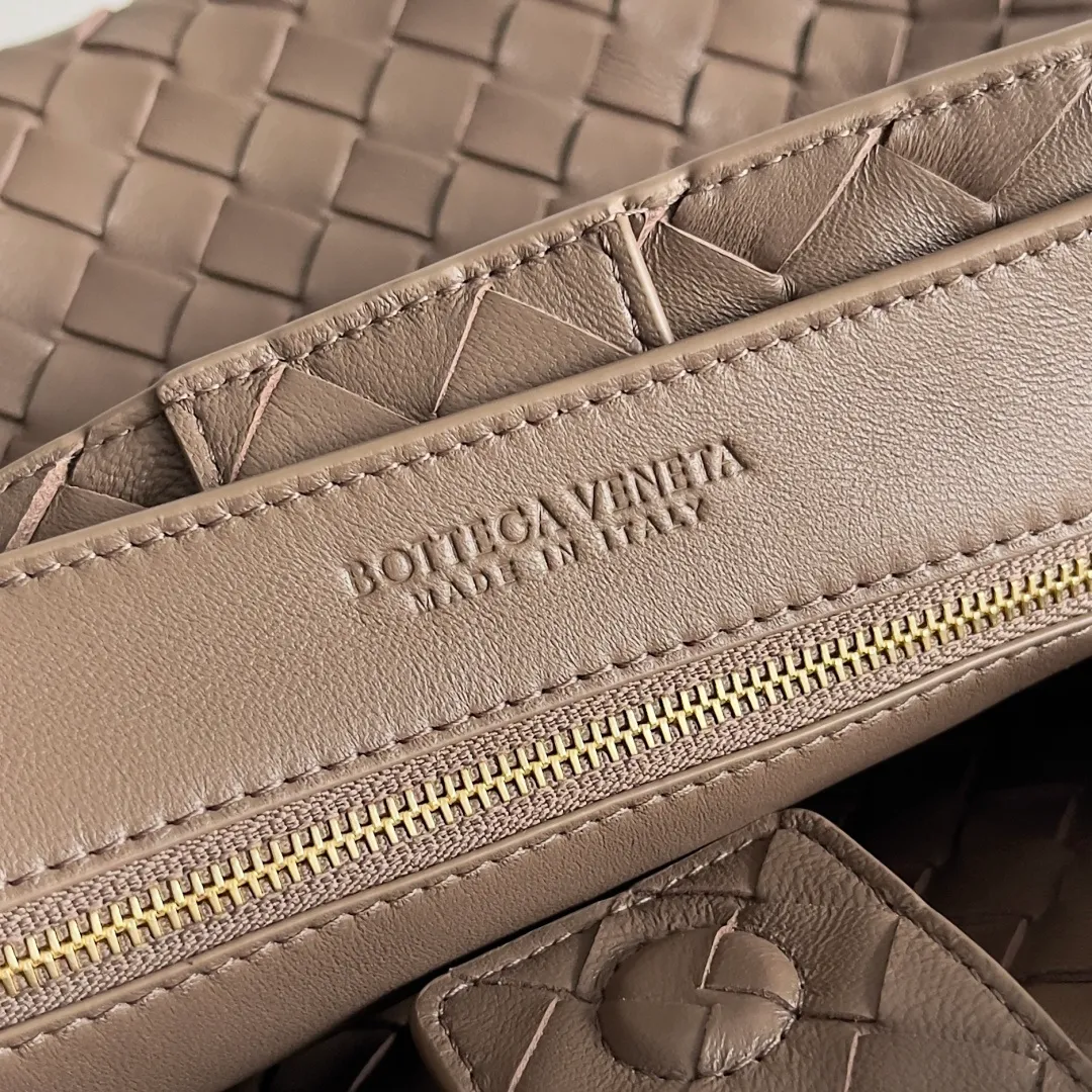 The 2023 new Andiamo batch of 2260 BV has been shipped‼ ️Really popular🔥The new Andiamo woven handbag launched by Bottega Veneta this season is really popular all over the world! ! Celebrities at home and abroad have worn it, and Oscar-winning actress Michelle Yeoh has taken it out on the street. Song Jia, Trai Yara, Yu Feihong, Sanji Ayaka, Rosie Hunting-Whiteley, Yoshioka Riho, etc. have all picked up this bag. It is classic and versatile, showing off its temperament, and the bag capacity is also large, which is very convenient for daily commuting! ! A variety of carrying methods, the shoulder straps can be adjusted by yourself, the original lambskin feels soft and delicate, and the neutral style is made to break gender boundaries and bring a more practical and long-lasting use experience. Andiamo, which has both elegant and casual styles, perfectly interprets the true appearance of "fashionable old money style". Style number: 743572 Size: 32*24*12